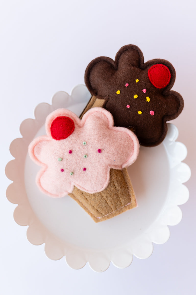 Cupcake cat toy