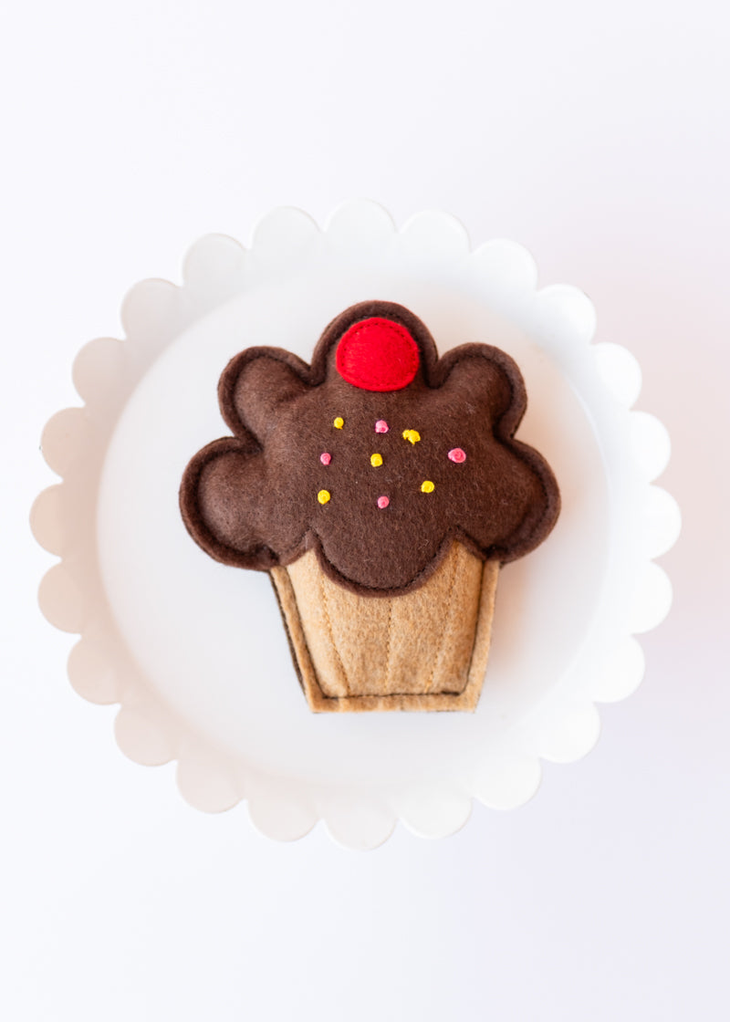 Cupcake cat toy