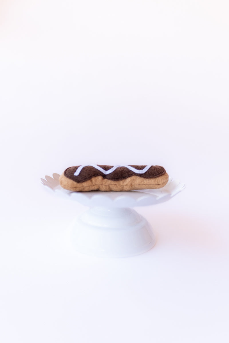 Éclair cat toy